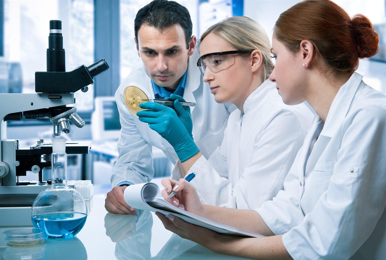Pharma-Team bei der Arbeit im Labor